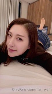 日本少女在群交中被操她的阴道和屁股